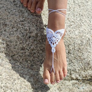 Sandales aux pieds nus fleur blanche pour femme, bijoux pour pied en dentelle au crochet, séance photo d'été de maternité, tenue de pieds accessoire pieds nus de mariage bohème image 4