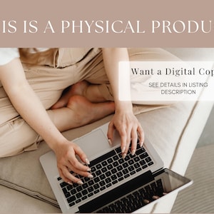 K&ouml;nnte beinhalten: Eine Person sitzt mit einem Laptop und einem Tablet. Der Text "THIS IS A PHYSICAL PRODUCT" ist zu sehen. Ein Textfeld zeigt "Want a Digital Copy? SEE DETAILS IN LISTING DESCRIPTION".