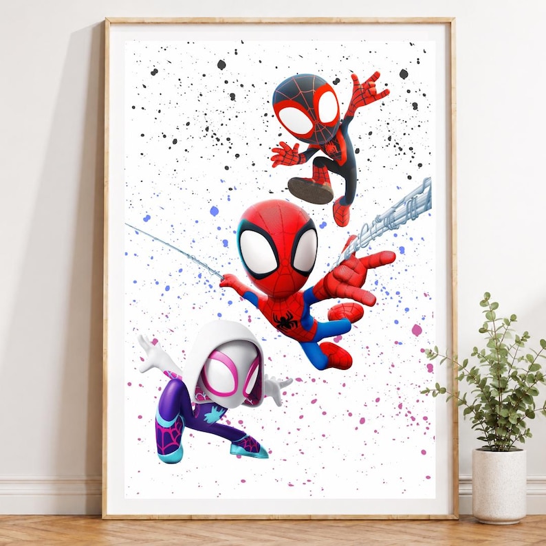 K&ouml;nnte beinhalten: Ein gerahmter Druck mit drei Cartoon-Spider-Man-Charakteren in Actionposen. Die Charaktere tragen rote, schwarze, wei&szlig;e, blaue und lila Kost&uuml;me, vor einem wei&szlig;en Hintergrund mit bunten Farbspritzern. Das Kunstwerk befindet sich in einem Holzrahmen.