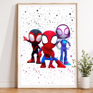 K&ouml;nnte beinhalten: Ein gerahmter Druck mit drei stilisierten Spider-Man-Charakteren. Die zentrale Figur ist rot und blau, flankiert von einem schwarzen und roten Spider-Man links und einer lila-wei&szlig;en Spider-Woman rechts. Der Hintergrund ist wei&szlig; mit bunten Farbspritzern.