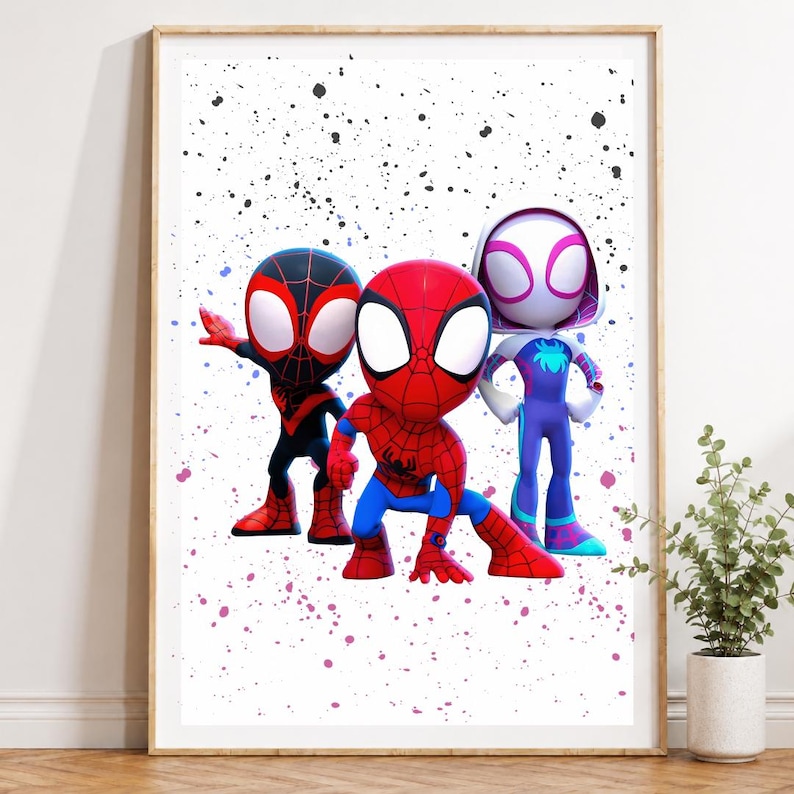K&ouml;nnte beinhalten: Ein gerahmter Druck mit drei stilisierten Spider-Man-Charakteren. Die zentrale Figur ist rot und blau, flankiert von einem schwarzen und roten Spider-Man links und einer lila-wei&szlig;en Spider-Woman rechts. Der Hintergrund ist wei&szlig; mit bunten Farbspritzern.