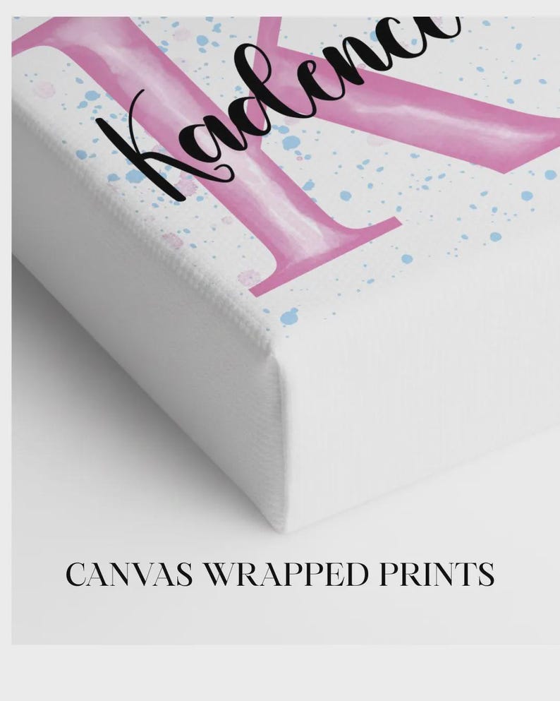 K&ouml;nnte beinhalten: Eine Leinwanddruck mit dem Namen "Kadence" in schwarzer Schrift &uuml;ber einem gro&szlig;en rosa Buchstaben "K". Der Hintergrund hat blaue und rosa Farbspritzer. Der Text "CANVAS WRAPPED PRINTS" steht unten.