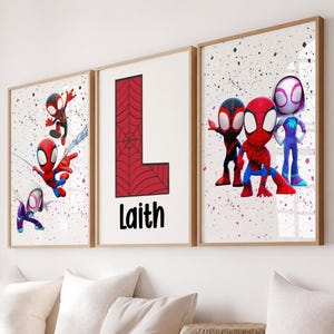 K&ouml;nnte beinhalten: Drei gerahmte Kunstdrucke mit Spider-Man-Charakteren. Die Drucke haben einen wei&szlig;en Hintergrund mit schwarzen und rosa Spritzeffekten. Ein Druck hat den Buchstaben "L" mit einem Spinnennetz-Design und dem Namen "Laith". Die anderen beiden Drucke zeigen Spider-Man-Charaktere.