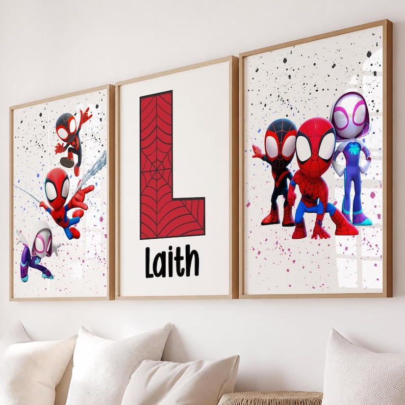 K&ouml;nnte beinhalten: Drei gerahmte Kunstdrucke mit Spider-Man-Charakteren. Die Drucke haben einen wei&szlig;en Hintergrund mit schwarzen und rosa Spritzeffekten. Ein Druck hat den Buchstaben "L" mit einem Spinnennetz-Design und dem Namen "Laith". Die anderen beiden Drucke zeigen Spider-Man-Charaktere.