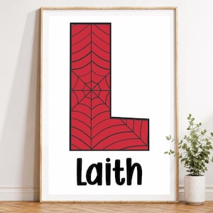 K&ouml;nnte beinhalten: Gerahmter Kunstdruck mit einem roten Buchstaben "L" mit einem schwarzen Spinnennetz-Design. Der Name "Laith" ist in fetten schwarzen Buchstaben darunter gedruckt. Das Kunstwerk befindet sich vor einem wei&szlig;en Hintergrund.