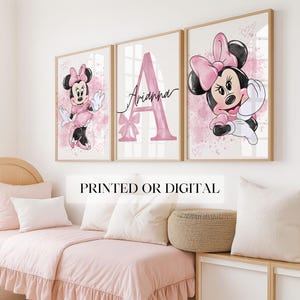 Puede incluir: Tres impresiones enmarcadas con ilustraciones de Minnie Mouse en rosa, una letra "A" rosa con el nombre "Arianna" y salpicaduras de acuarela rosa. El texto "PRINTED OR DIGITAL" se muestra debajo.