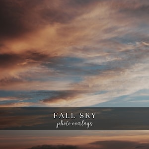 Puede incluir: Un cielo dramático con capas de nubes en tonos marrones, naranjas y azules. El texto "FALL SKY photo overlays" se muestra en blanco, ofreciendo un tema visual para la edición de fotos o proyectos de diseño.