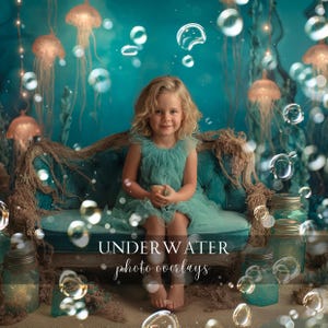 Puede incluir: Una niña con un vestido turquesa está sentada en un sofá de terciopelo turquesa, rodeada de burbujas y decoraciones de medusas. La imagen tiene el texto "UNDERWATER photo overlays" en la parte inferior. La escena evoca un tema submarino.