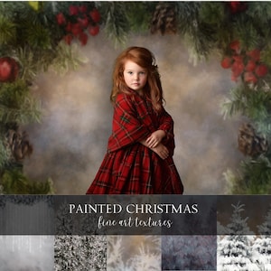 Può includere: Una persona giovane con i capelli rossi indossa un abito e uno scialle a quadri rossi, in posa davanti a uno sfondo natalizio. Lo sfondo presenta una ghirlanda di rami di pino, bacche rosse e pigne. Il testo "PAINTED CHRISTMAS fine art textures" è in basso.