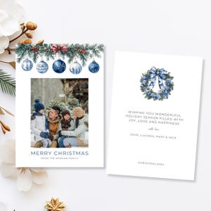 Plantilla de tarjeta navideña con foto de adornos navideños en azul Toile, tarjeta navideña bohemia, tarjeta navideña con arco, tarjeta navideña con acuarela, chinoiserie