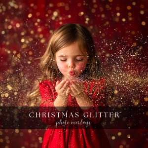 Puede incluir: Una niña con un vestido rojo sopla purpurina dorada al aire. El fondo es un efecto bokeh rojo y dorado. El texto "Christmas Glitter photo overlays" está en la parte inferior de la imagen.