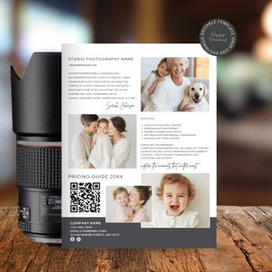 Può includere: Una guida ai prezzi della fotografia con foto di famiglia. La guida include il nome dello studio, il sito web e le informazioni di contatto. La guida presenta anche un codice QR e il testo "cattura i momenti che contano di più."