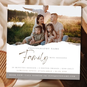 Puede incluir: Un anuncio de fotografía familiar con una foto de una familia de cuatro personas sentadas en una manta en un campo. El texto dice "PHOTOGRAPHY NAME Family MINI SESSIONS 30 MINUTES SESSION 5 EDITED IMAGES 399€ ONLY LIMITED SPOTS AVAILABLE 01-02 FEB BOOK NOW: CALL 55588388 OR INFO@SITENAME.COM"