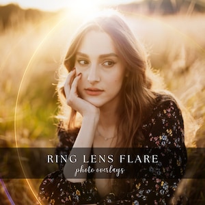 Puede incluir: Una mujer con cabello largo y castaño está sentada en un campo de hierba alta. Lleva un vestido floral negro y blanco. El sol brilla intensamente detrás de ella, creando un efecto de destello de lente en forma de anillo. El texto "RING LENS FLARE photo overlays" está escrito en blanco sobre un fondo negro.