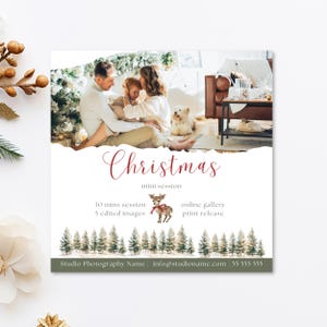 Può includere: Un annuncio per una mini sessione di Natale con una foto di famiglia, un'illustrazione ad acquerello di un cervo con un nastro rosso e il testo "Christmas mini session", "30 mins session", "5 edited images", "online gallery", "print release", "Studio Photography Name", "info@studioname.com" e "55 555 555".