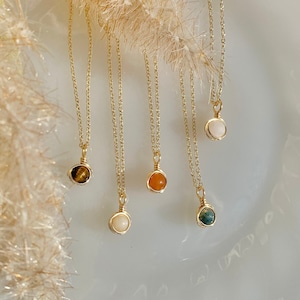 Sara Halskette | Mini Gold Filled Wire Wrapped Stone Halskette | Kleine und zierliche Kristallkette zum Schichten | Handgefertigte Edelstein Anhänger