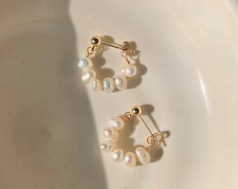 Sunna | Boucles d’oreilles Gold Filled Freshwater Pearl Stud Hoop | Bijoux hypoallergéniques faits à la main pour elle | Boucles d'oreilles simples et délicates en perles de mariage
