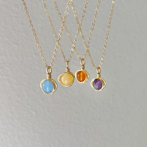Gold Filled Draht gewickelt Kristall Halskette | Edelsteinanhänger an zierlicher Kette | April Halskette