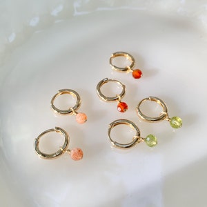 Kaitlyn | Zierliche Gold Creolen | Minimalistische handgemachte Edelstein Huggies | Silber Creolen für empfindliche Haut | Farbenfroher Kristallschmuck