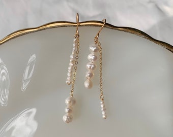 Charlotte / Orecchini pendenti asimmetrici con perle d'acqua dolce riempite d'oro / Gioielli da sposa in argento sterling / Orecchini ipoallergenici fatti a mano