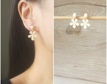 1 paire de boucles d'oreilles à clip dorées en résine invisible, fleur crème, boucles d'oreilles non percées, boucles d'oreilles pendantes et pendantes, boucles d'oreilles minimalistes, cadeau pour elle