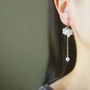 1 pair White resin flower and pearl hoop clip on earrings, non pierced earrings, gold dangle & drop earrings, floral earrings, gift for her