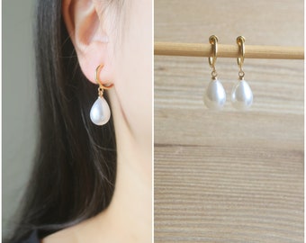 1 pair White resin pearl Gold hoop clip on earrings, non pierced earrings, Minimalist earrings, dangle & drop earrings, wedding earrings