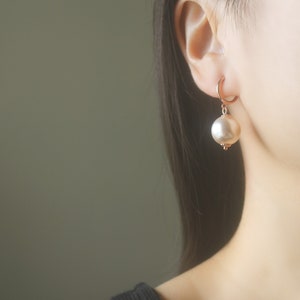 1 paire de grosses perles de résine rose clair 14 mm à clip en or rose, boucles d'oreilles non percées, boucles d'oreilles minimalistes, boucles d'oreilles pendantes et pendantes