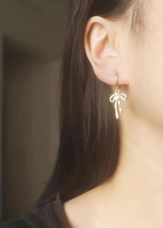 ★MIDNIGHT MOMENT.★ ribbon down earring Millie Lace Bow Earrings in 24k gold - Monika Knutsson
