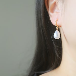 1 par de pendientes de aro con clip de oro y perla de resina blanca, pendientes sin perforar, pendientes minimalistas, pendientes colgantes y de gota, pendientes de boda