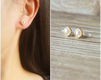 1 pair White resin pearl stud invisible resin clip on earrings, non pierced earrings, Minimalist earrings, stud earrings, dainty stud, gift