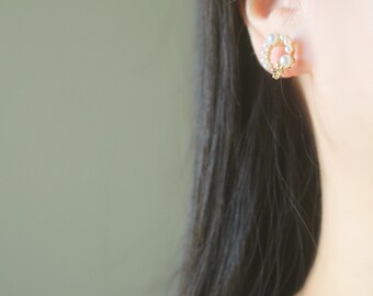 1 pair Gold circle White resin pearls stud invisible resin clip on earrings, non pierced earrings, comfortable earrings, stud earrings, gift