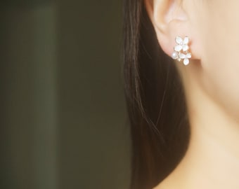 1 pair White flower White resin pearl crystal stud invisible resin clip on earrings, non pierced earrings, Minimalist earrings, gift for her