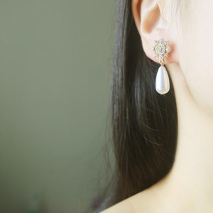 1 pair Crystal flower stud White resin pearl invisible resin clip on earrings, non pierced earrings, dangle & drop earrings, gift for her