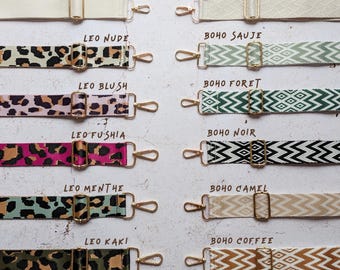 Peut inclure: Une collection de douze bandoulières réglables avec des accessoires en métal doré. Six sangles présentent des motifs léopard de différentes couleurs, et six sangles présentent des motifs géométriques étiquetés Creamy, Leo Nude, Blush, Fushia, Menthe, Kaki, Boho Cream, Sauje, Foret, Noir, Camel et Coffee.