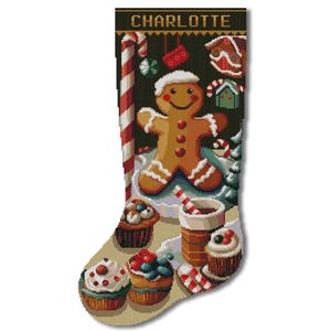 Puede incluir: Calcetín navideño con un hombre de jengibre, cupcakes y bastones de caramelo. El calcetín tiene el nombre "Charlotte" en la parte superior. El diseño presenta un hombre de jengibre, cupcakes y bastones de caramelo, creando un tema festivo.