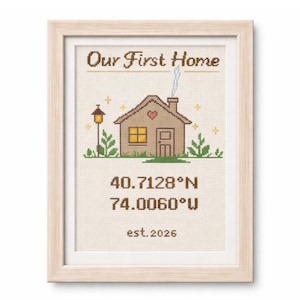 Puede incluir: Una obra de arte en punto de cruz enmarcada con el texto "Our First Home" sobre una casa bordada con un corazón, una farola y coordenadas. La obra está fechada "est.2026". El marco es de color claro.