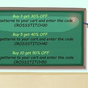 Puede incluir: Una pizarra verde con texto blanco que enumera descuentos por la compra de varios patrones. El texto dice "Compra 3, obt&eacute;n 30% de DESCUENTO Agrega 3 patrones a tu carrito y escribe el c&oacute;digo CROSSSTITCH30 Compra 5, obt&eacute;n 40% de DESCUENTO Agrega 5 patrones a tu carrito y escribe el c&oacute;digo CROSSSTITCH40 Compra 10, obt&eacute;n 50% de DESCUENTO Agrega 10 patrones a tu carrito y escribe el c&oacute;digo CROSSSTITCH50". Un maestro de dibujos animados est&aacute; se&ntilde;alando la pizarra con un marcador rojo.