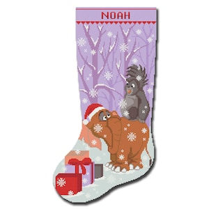 Puede incluir: Un calcetín navideño con un fondo morado que presenta un elefante con un gorro de Papá Noel, un gorila gris y copos de nieve. El calcetín tiene el nombre "NOAH" en la parte superior y regalos en la parte inferior.