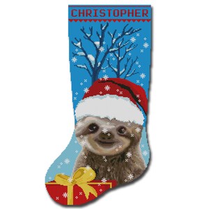 Könnte beinhalten: Ein blauer Weihnachtsstrumpf mit einem Faultier, das einen weißen und roten Weihnachtsmann-Hut trägt. Der Strumpf hat eine verschneite Winterlandschaft mit Bäumen und Schneeflocken. Der Strumpf ist mit dem Namen "CHRISTOPHER" oben und einer roten Geschenkbox mit einer goldenen Schleife unten personalisiert.