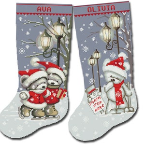 Op de afbeelding: Twee gepersonaliseerde kerstsokken met een winterscène. Eén sok heeft twee beren die schaatsen met de naam Ava erop. De andere sok heeft een beer met een bord waarop staat "Santa Stop Here" en de naam Olivia erop.