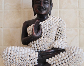 Bouddha sculpté dans le bois, portant des graines blanches (blanches, graine de larmes de Marie). Il mesure 8 pouces de hauteur et 6 pouces de largeur aux genoux.