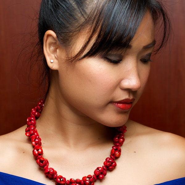 Rondel rouge, conception de fleurs graines naturelles faites à la main bijoux de graines rouges bijoux porte-bonheur, collier rouge, collier de graines cambodgiennes (graines de Jambei rouge)