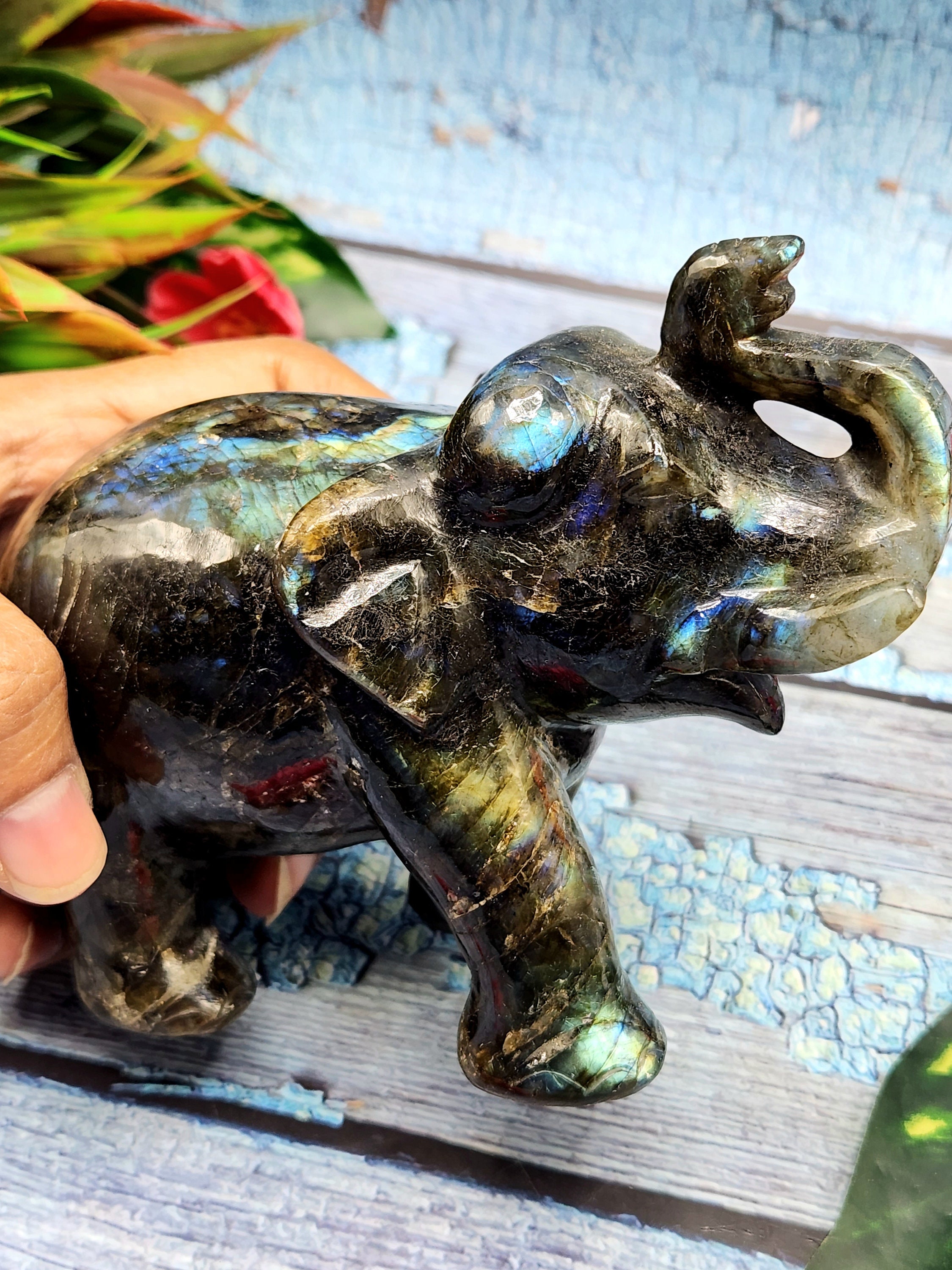 美しい輝きを放つラブラドライトの象の彫刻 - 象のギフト