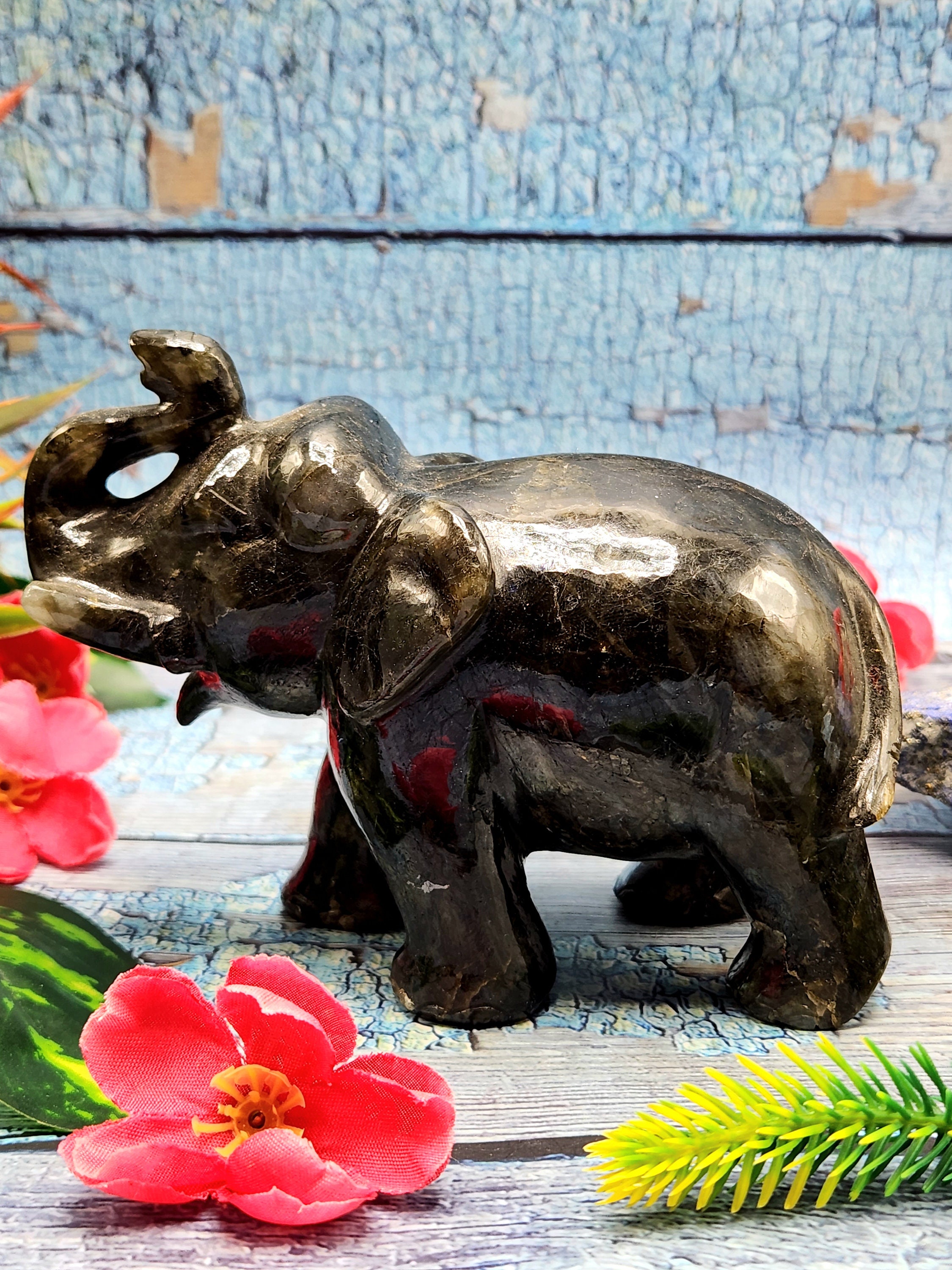 美しい輝きを放つラブラドライトの象の彫刻 - 象のギフト