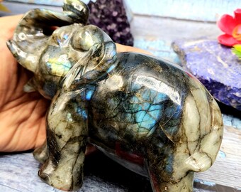 美しい輝きを放つラブラドライトの象の彫刻 - 象のギフト