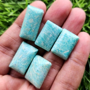 Può includere: Cinque pietre di amazonite lisce, rettangolari, di colore blu chiaro e verde.