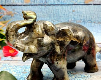 美しい輝きを放つラブラドライトの象の彫刻 - 象のギフト