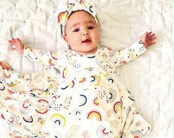 Baby-inbakerset regenboog: melkzijden mama-gewaad, hoofdband en romper