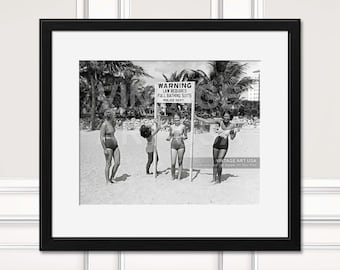 Foto vintage de mujeres jóvenes en traje de baño de los años 30 burlándose de un cartel. La ley exige trajes de baño completos. Miami. Coleccionista de decoración de pared.